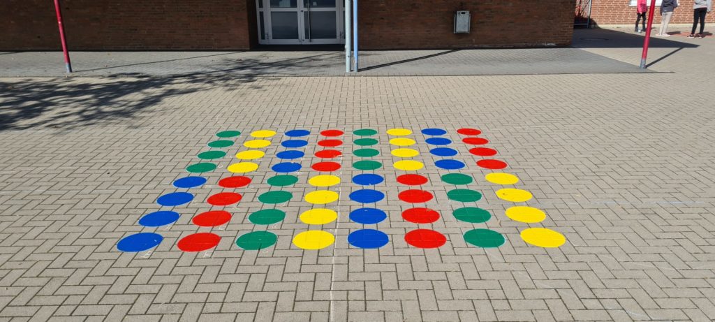 wir-sind-bunt-schulhofbemalung-grundschule-hunnebrock-de