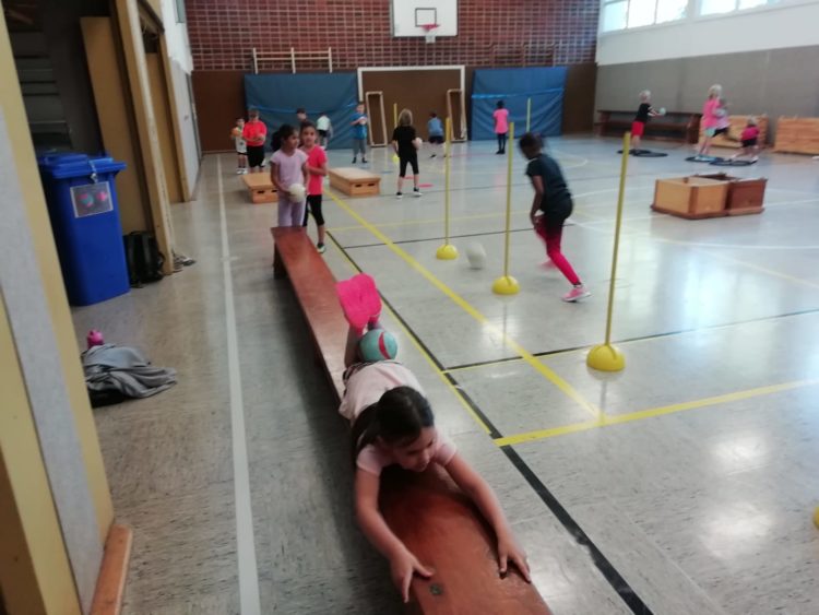  Wir Sind Sportlich Unterwegs Handballtraining An Der Grundschule 